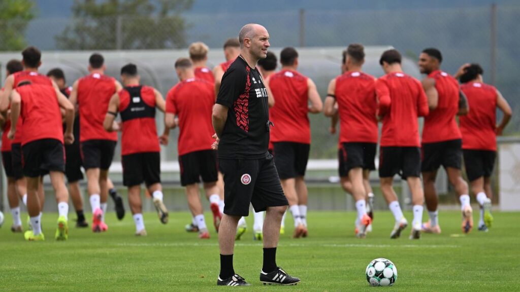 SV Wehen Wiesbaden Sambut FC Bayern München di Brita-Arena