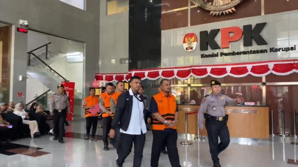 KPK Tahan Bupati Pemalang Anom Widiyantoro Pasca-OTT