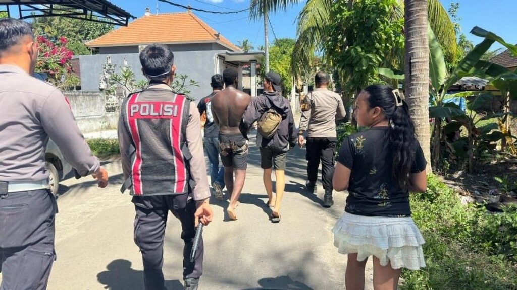 Polisi Tangkap Turis Inggris Pencuri Tas di Nusa Penida