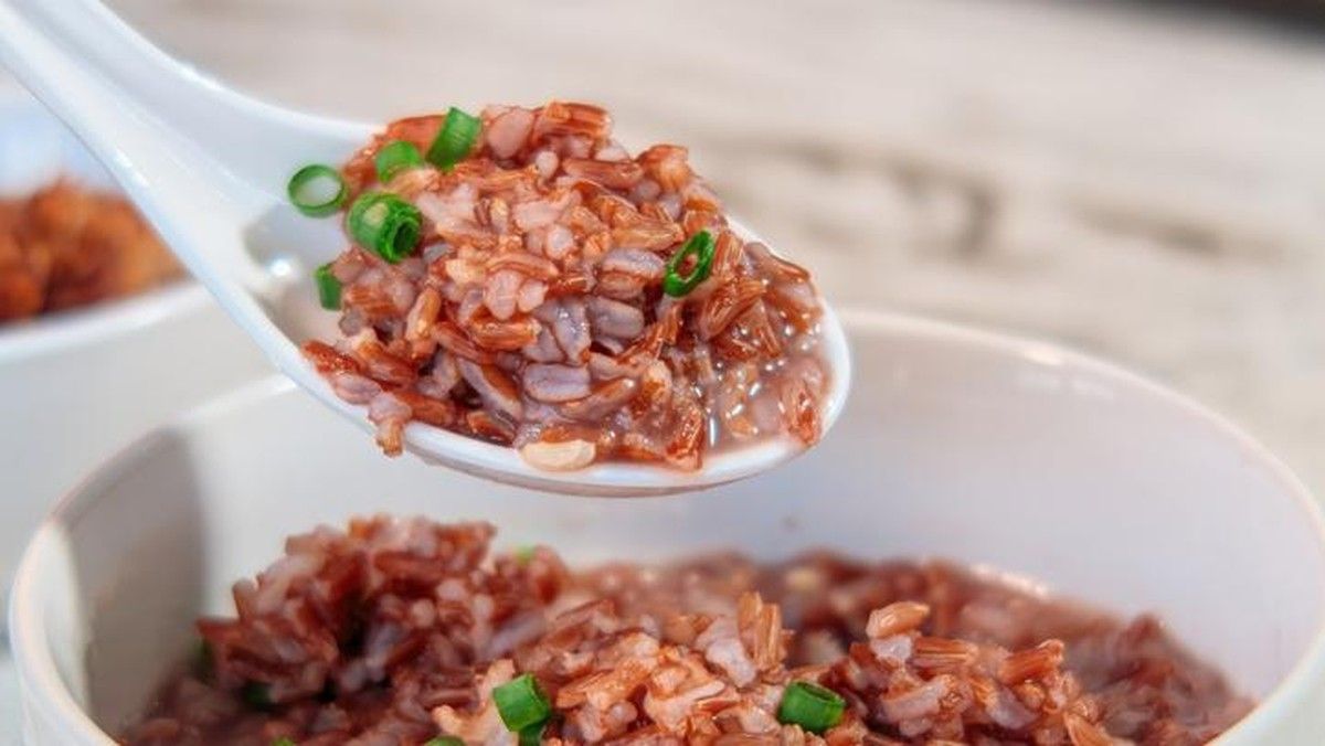 5 Tips Memasak Nasi Merah agar Pulen dan Empuk