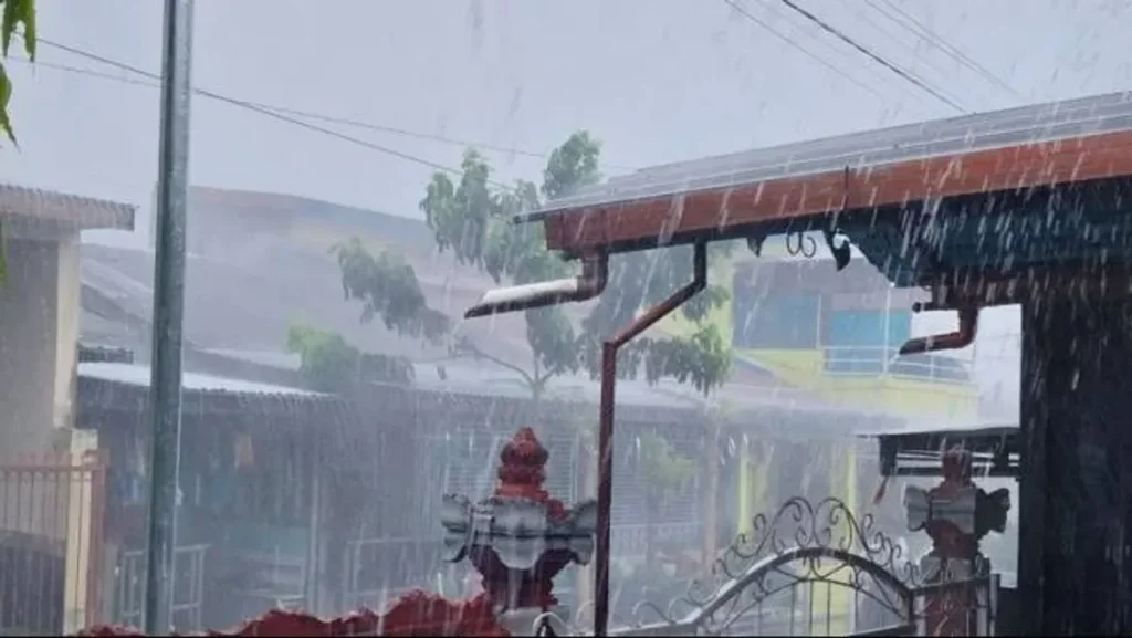 BMKG Pantau Bibit Siklon Tropis 94W dan Peringatkan Gelombang Tinggi