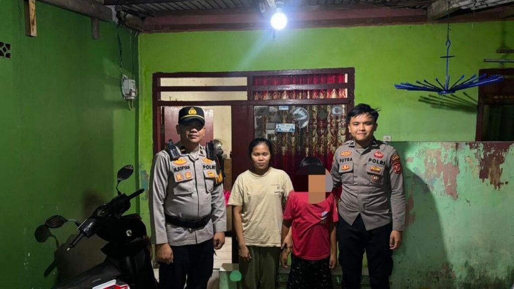 Polisi Antar Pulang Anak Hilang di Area Stadion Pakansari Bogor