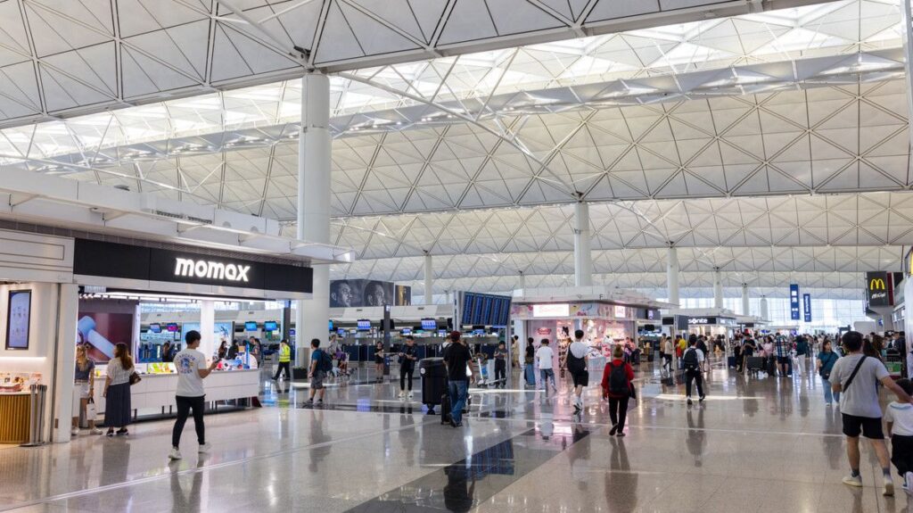 American Airlines Tawarkan Penyesuaian Jadwal Penerbangan Akibat Badai Noul