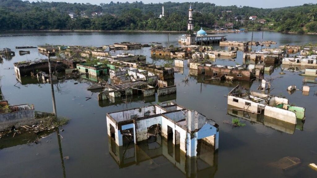 Kemarau Panjang Surutkan Waduk Karian hingga Kampung Tenggelam Muncul