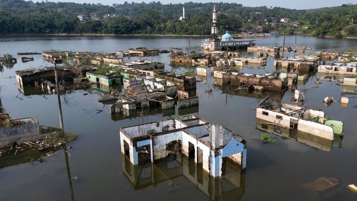 Kemarau Panjang Surutkan Waduk Karian hingga Kampung Tenggelam Muncul