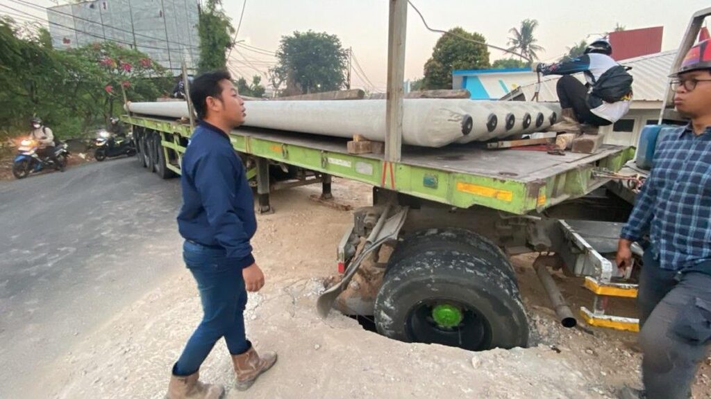 Polisi Evakuasi Truk Paku Bumi Ambles di Pamulang