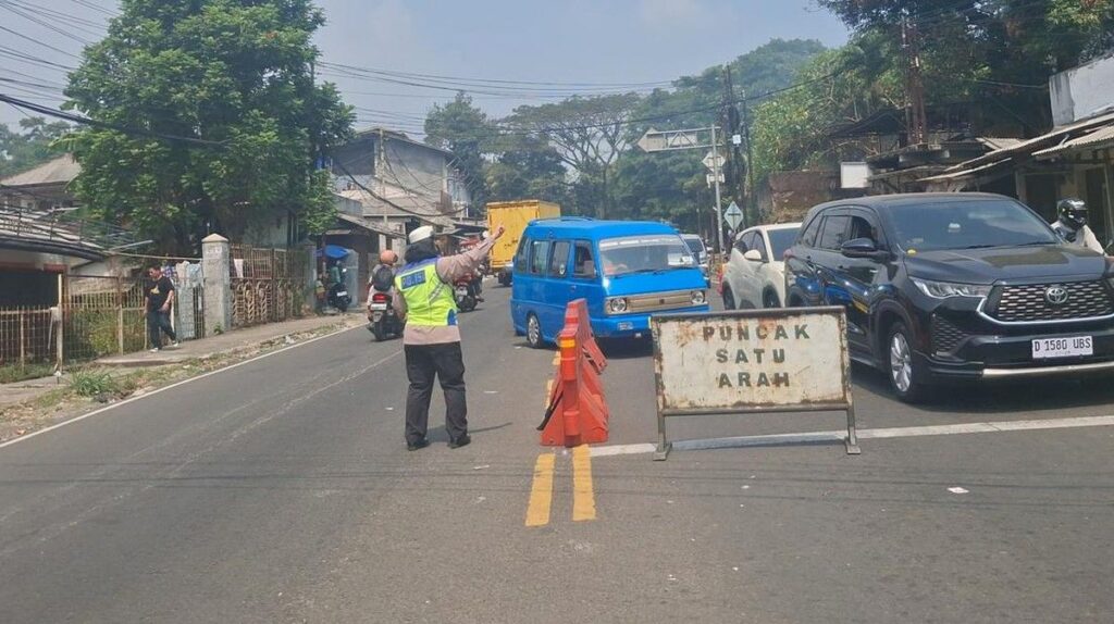 Polres Bogor Terapkan Satu Arah Jalur Puncak Menuju Jakarta