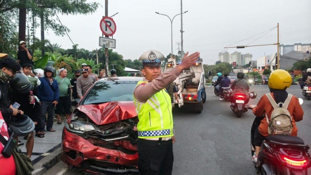 Mobil Honda Jazz Lawan Arus Tabrak Pikap dan Motor di Ciputat