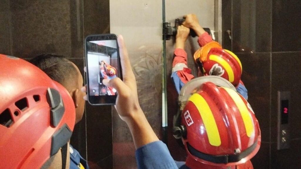 Tim Damkar Evakuasi Dua Tamu Hotel Terjebak di Lift Solo