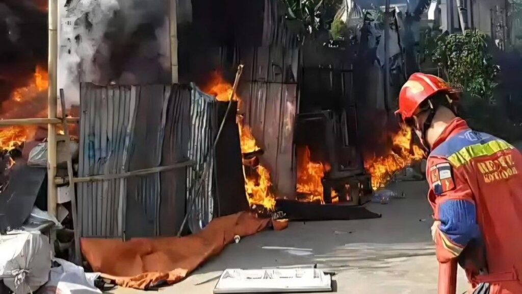 Kebakaran Hanguskan Lapak Pengepul Rongsokan di Bogor Timur