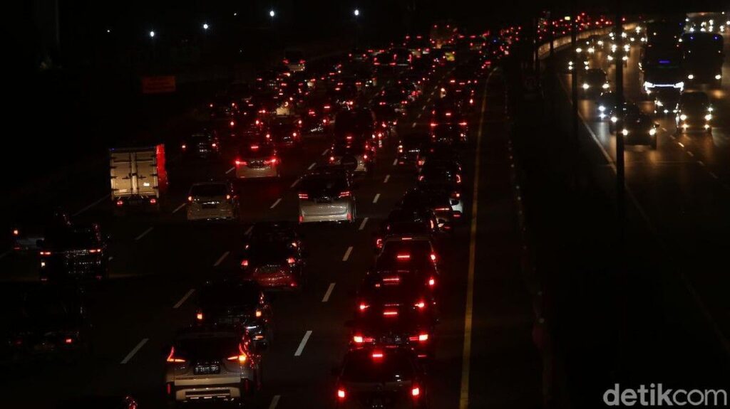 Kecelakaan Beruntun Tiga Truk Picu Kemacetan di Tol Cikampek