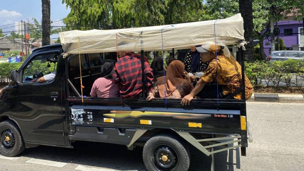 Truk Tronton Tabrak Pikap Pengangkut Orang di Indramayu
