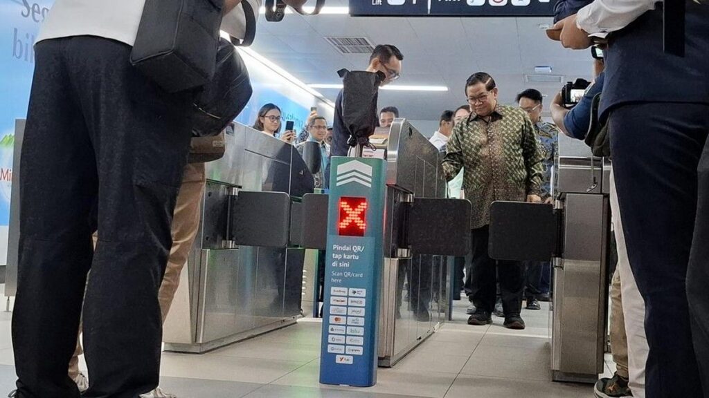 Gubernur DKI Jakarta Resmikan Pembayaran Tiket MRT Menggunakan Kartu Kredit
