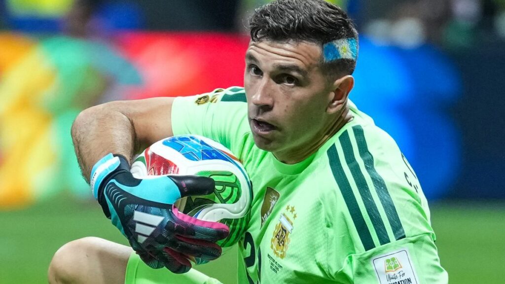 Aston Villa Pertahankan Emiliano Martinez Guna Muluskan Langkah Newcastle United