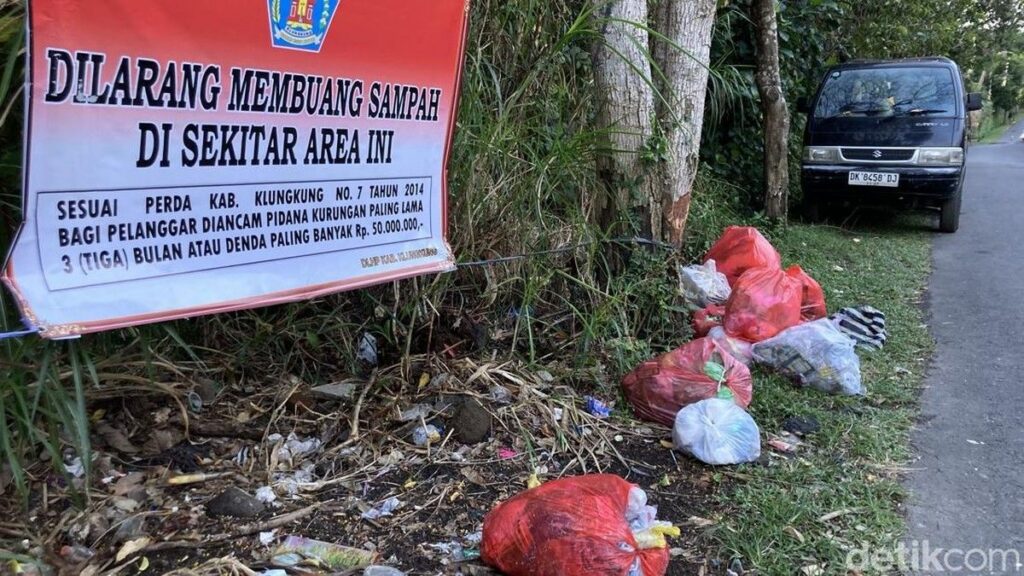 Warga Klungkung Abaikan Denda Rp 50 Juta dan Tetap Buang Sampah Sembarangan