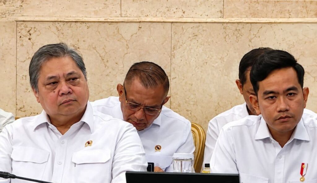 Denny Indrayana Kritik Posisi Duduk Wapres Gibran dalam Sidang Kabinet