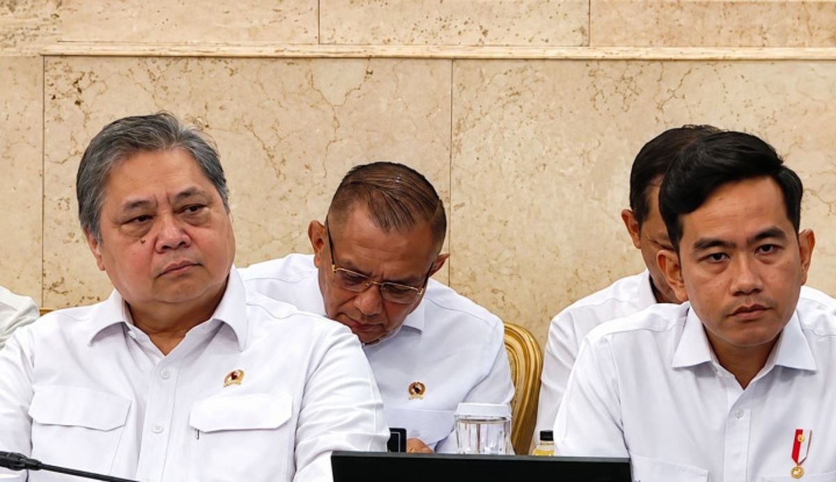 Denny Indrayana Kritik Posisi Duduk Wapres Gibran dalam Sidang Kabinet