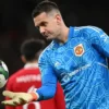 Manchester United Resmi Pertahankan Kiper Veteran Tom Heaton