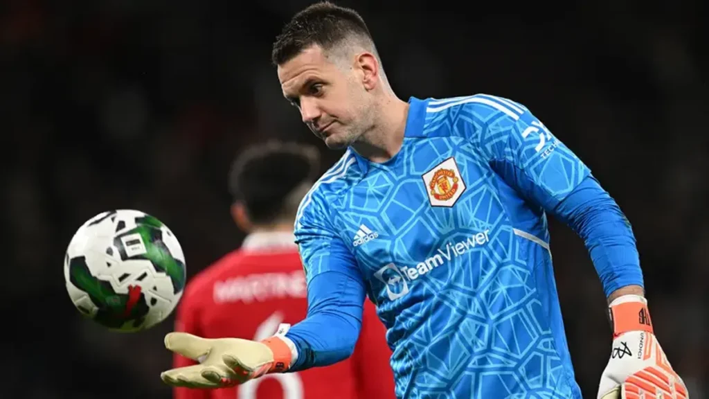 Manchester United Resmi Pertahankan Kiper Veteran Tom Heaton