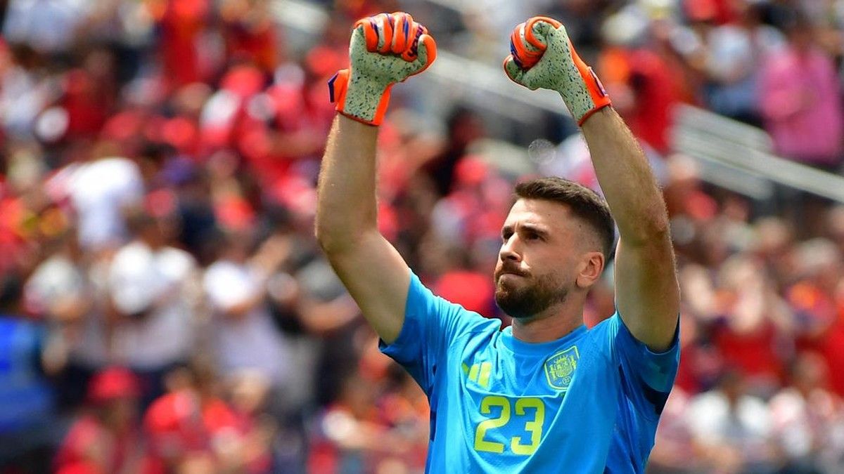 Unai Simon Bikin Heboh Usai Abaikan Donald Trump saat Penyerahan Golden Glove