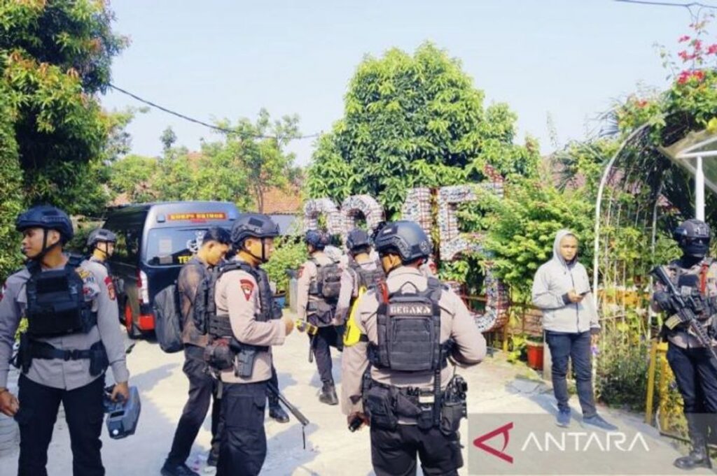 Polisi Tangkap Terduga Pelaku Teror Bom SDN Srengseng Sawah 15
