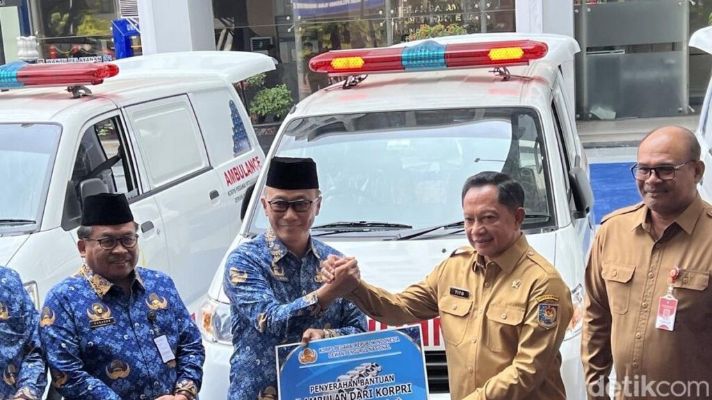 Mendagri Tito Karnavian Terima Bantuan Lima Ambulans dari KORPRI