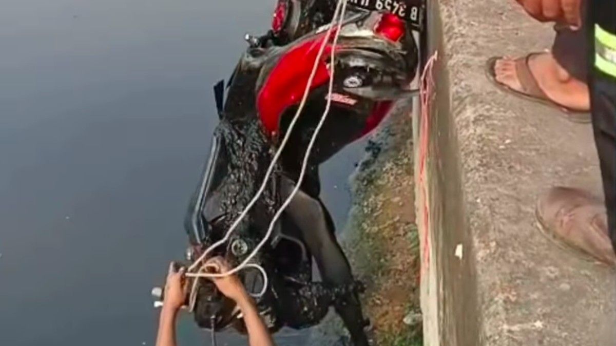 Pemotor Tercebur ke Kali Mookervart Cengkareng Akibat Hilang Kendali