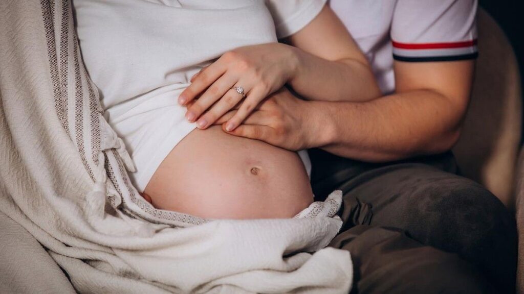 Genggam Tangan Suami Bantu Kurangi Rasa Nyeri Persalinan Ibu