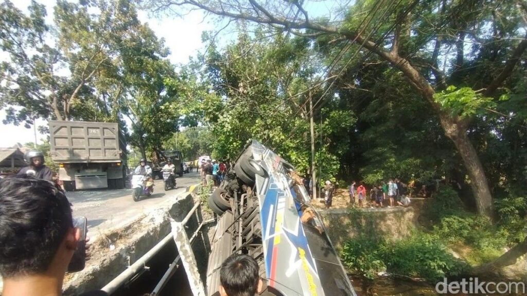 Bus Sugeng Rahayu Terbalik di Nganjuk Setelah Terlibat Kecelakaan