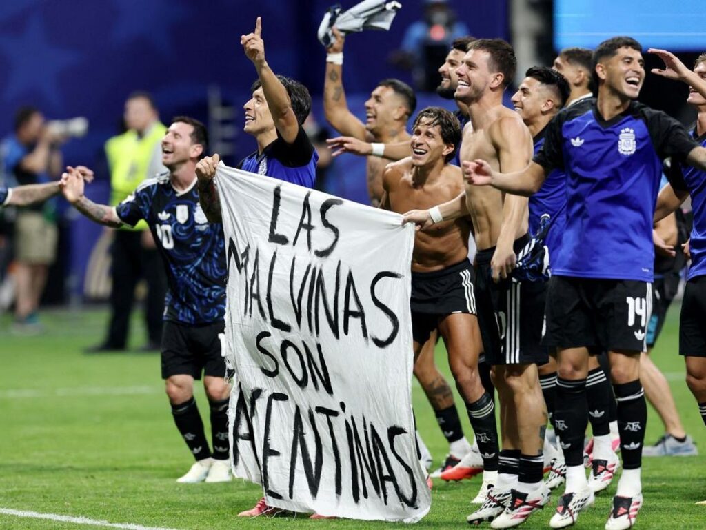 Pemain Argentina Bentangkan Spanduk Malvinas Usai Tekuk Inggris