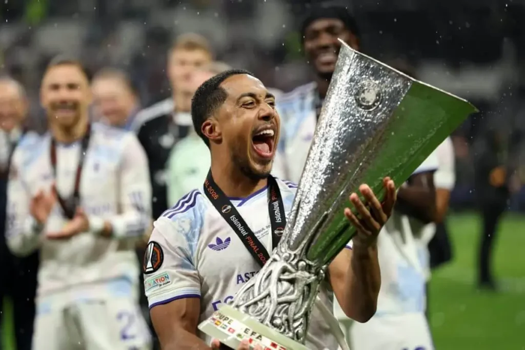 Manchester United Negosiasikan Transfer Youri Tielemans dari Aston Villa
