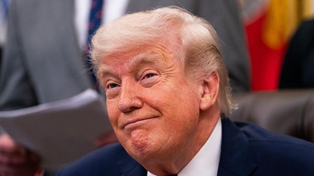 Donald Trump Berencana Tarik Biaya Keamanan Kapal Selat Hormuz