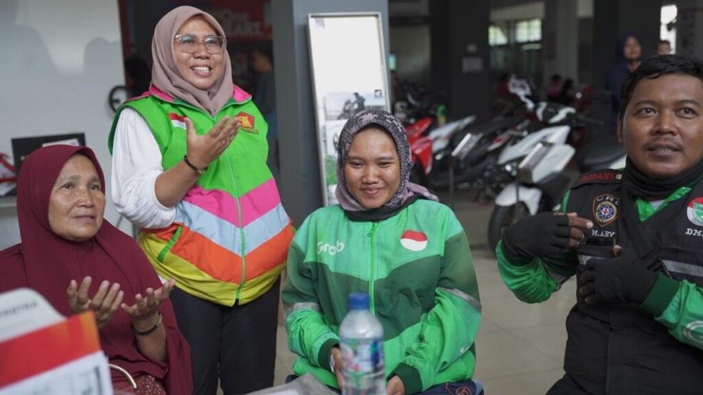 Ade Jona Prasetyo Beri Motor Baru ke Ojol Tunarungu