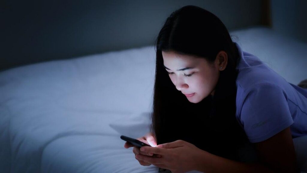 Ahli Ingatkan Bahaya Ketergantungan Curhat pada Chatbot AI Bagi Remaja