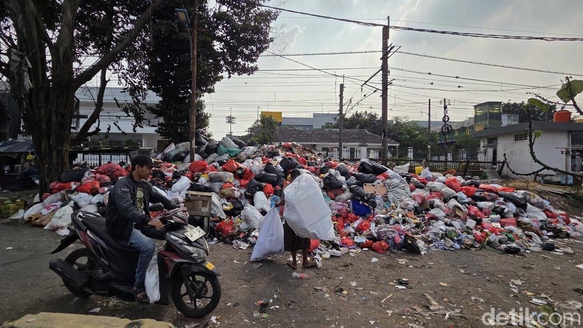 TPS Liar di Pasar Minggu Meluber ke Jalan dan Ganggu Warga