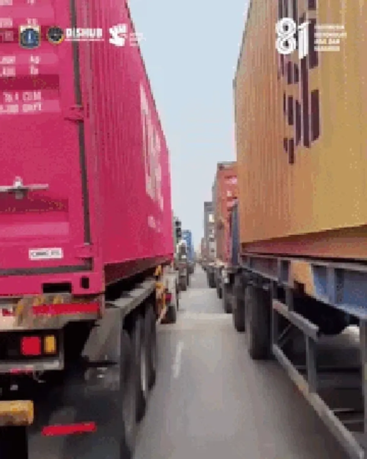 Kemacetan Parah Melanda Jalan Cakung Cilincing Akibat Antrean Truk