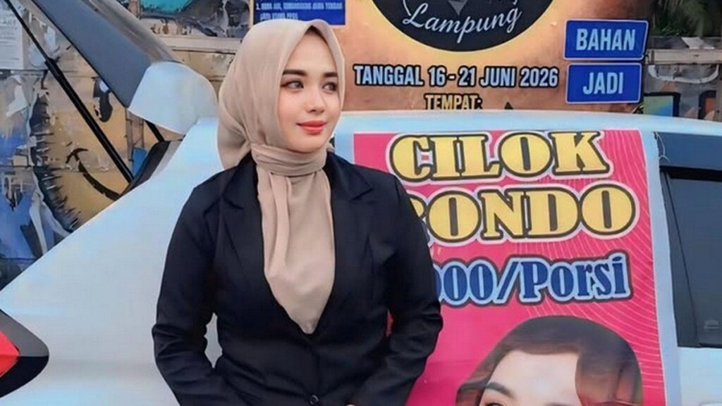 Ibu Tunggal di Bandar Lampung Jual Cilok Pakai Baju Formal