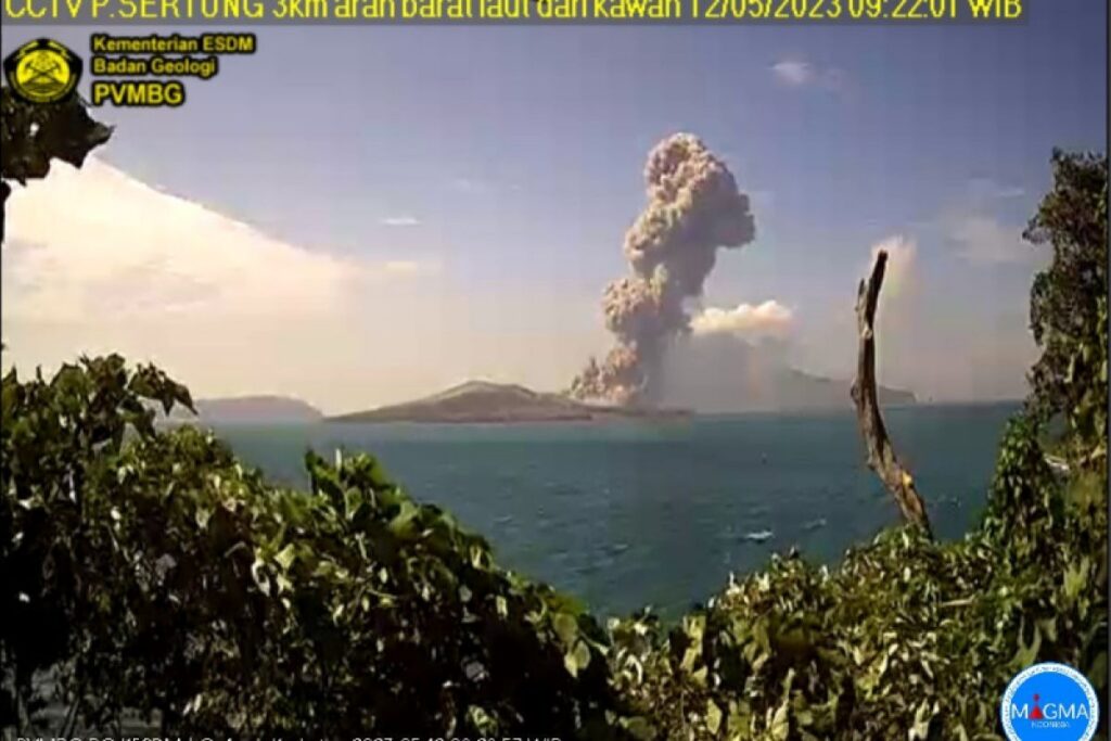 Badan Geologi Naikkan Status Gunung Anak Krakatau Menjadi Siaga