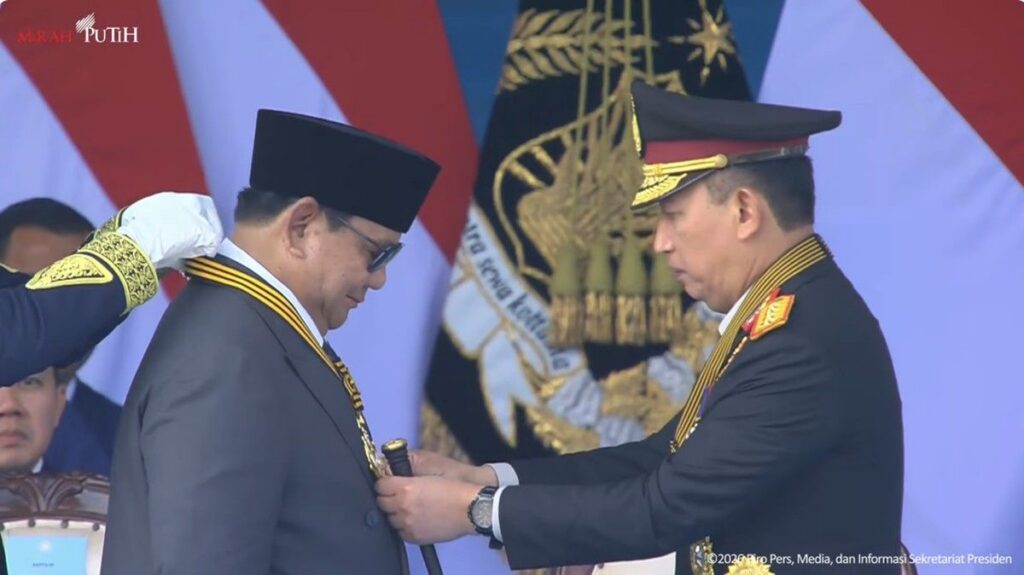 Kapolri Anugerahi Presiden Prabowo Medali Loka Praja Samrakshana