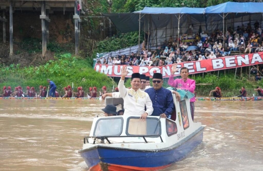 Plt Bupati Mukhlisin Buka Festival Pacu Jalur Rayon III Benai Kuansing