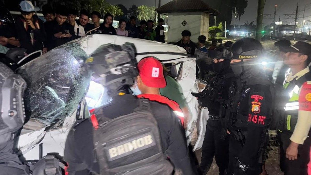 KA Gajayana Tabrak Mobil di Bekasi Pengemudi Tewas Terjepit