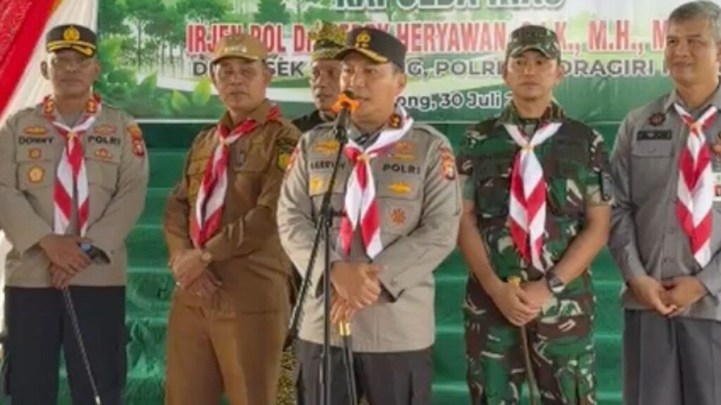 Polda Riau Salurkan Mesin Ketinting untuk Nelayan Indragiri Hilir