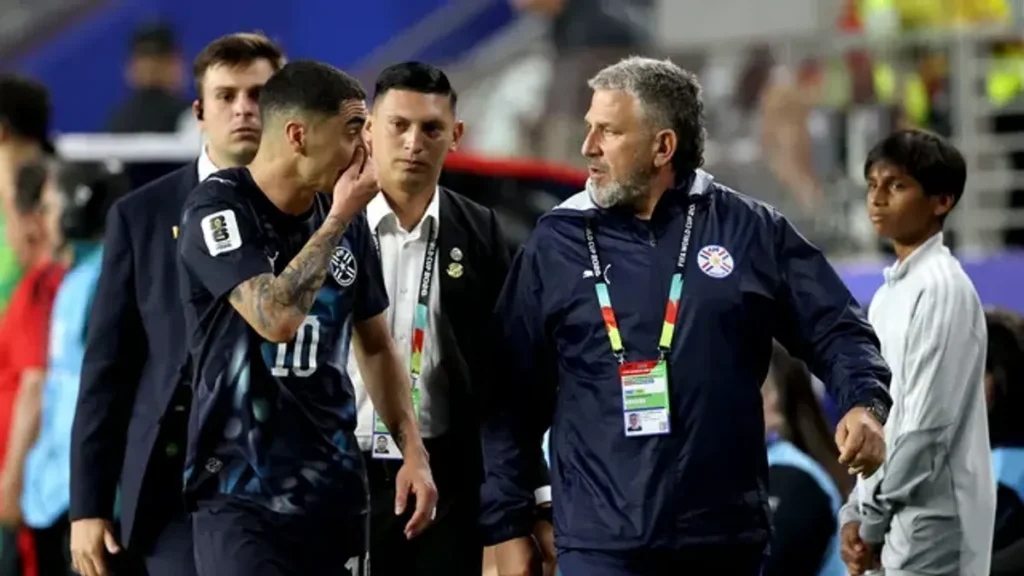 UEFA Batalkan Sanksi Kartu Merah bagi Pemain yang Menutup Mulut