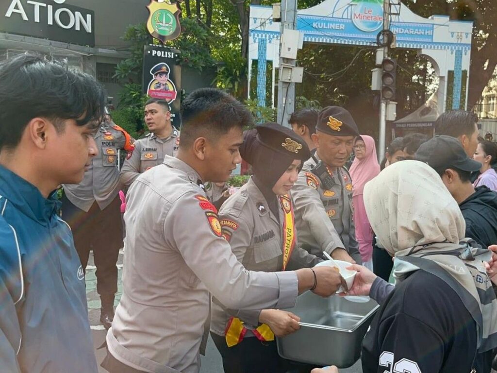 Polda Metro Jaya Bagikan Makanan Gratis di Bundaran HI