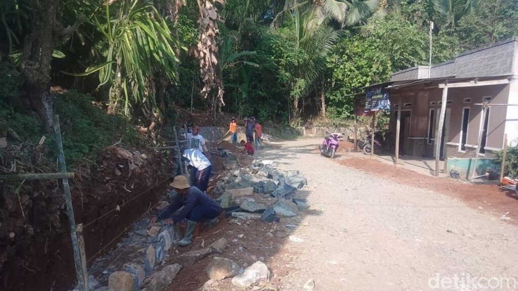 Pemprov Banten Beton Jalan Desa Sukanegara Sepanjang 3 Kilometer