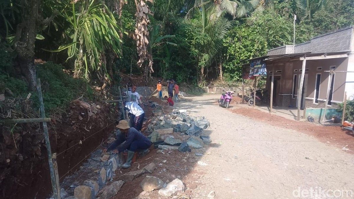 Pemprov Banten Beton Jalan Desa Sukanegara Sepanjang 3 Kilometer