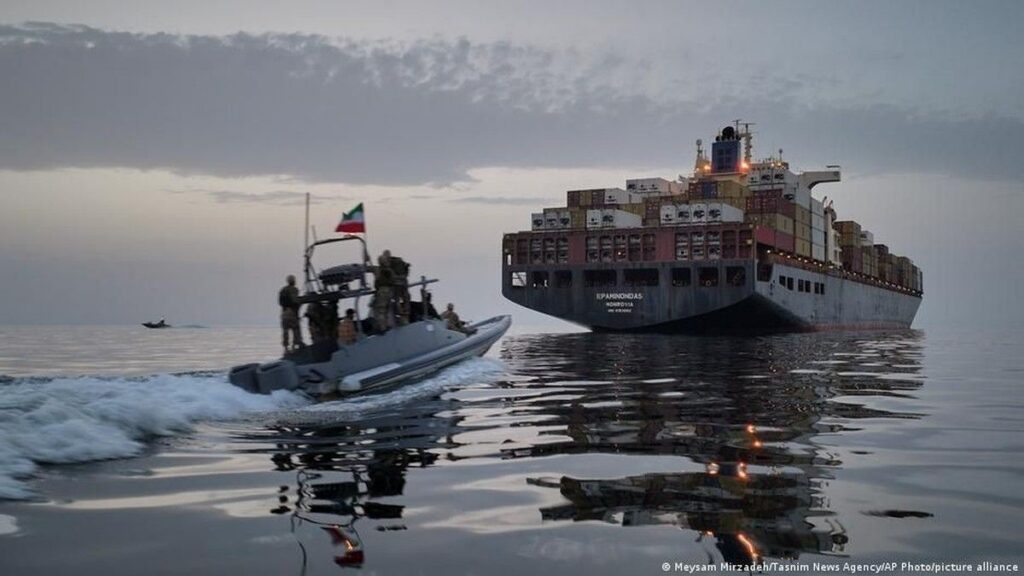 Amerika Serikat Gempur Iran Pascaserangan Kapal Dagang di Selat Hormuz