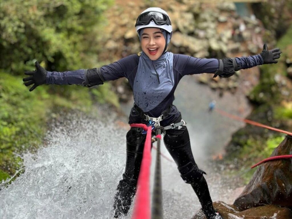 Ria Ricis Merayakan Ulang Tahun ke-31 di Pantai Jakarta