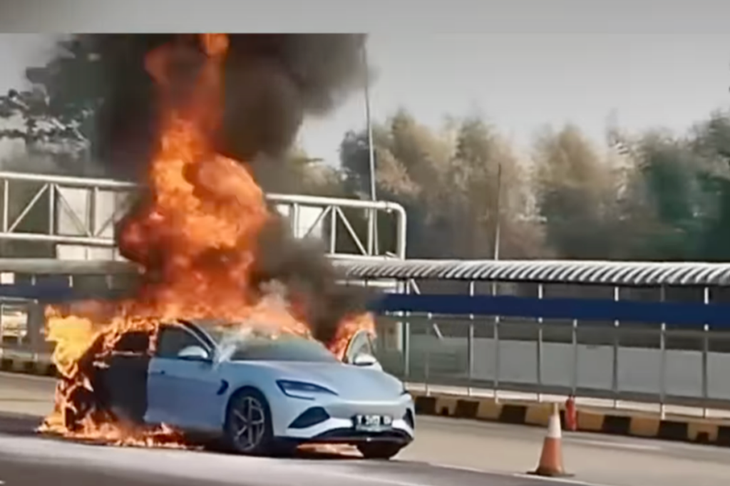 Warganet Soroti Keamanan BYD Seal yang Terbakar di Tol Cikampek