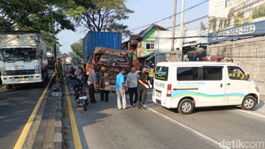 Truk Kontainer Tabrak Lima Motor di Pasuruan Tiga Orang Tewas